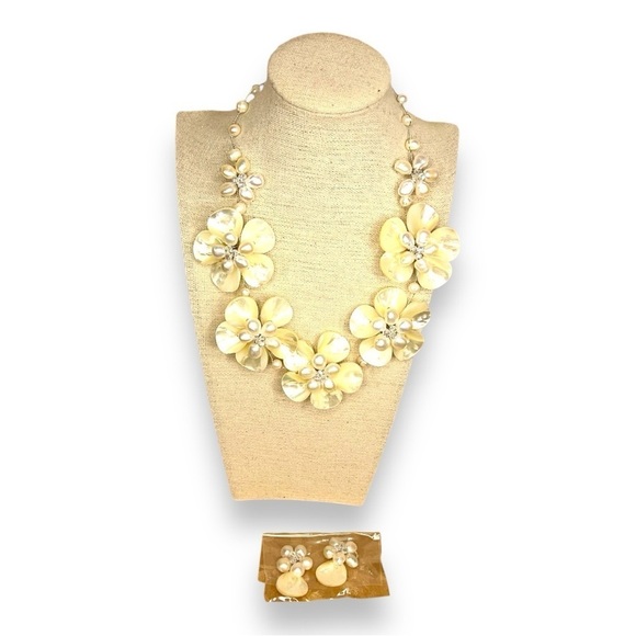 AERAVIDA MOTHER OF PEARL CULTURED FRESHWATER PEARL FLORAL EARRING NECKLACE GIFT - Picture 1 of 9